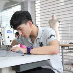 李浩棟，服裝設(shè)計(jì)與制作專業(yè)畢業(yè)