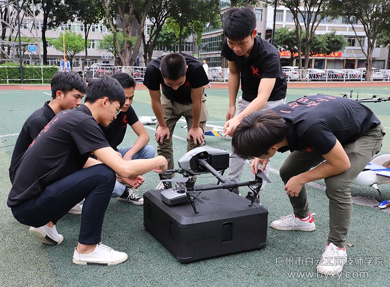 9、無人機整裝待發(fā).JPG