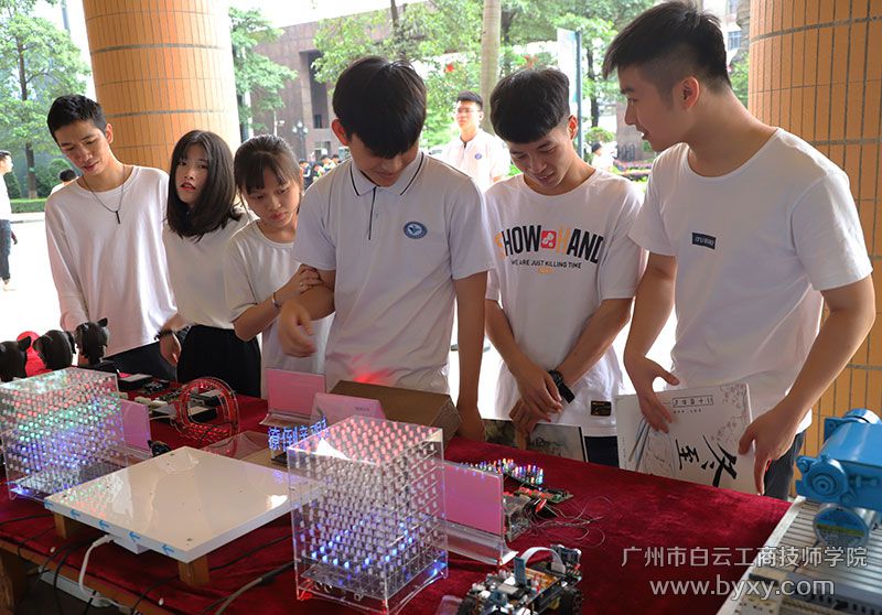 8、各類創(chuàng)新作品深受學(xué)生喜愛.JPG