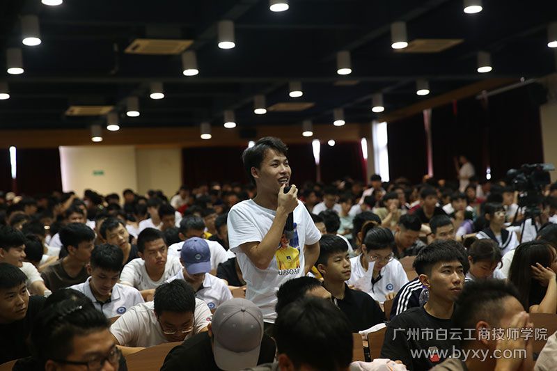 學(xué)生積極與廚師長互動提問.jpg