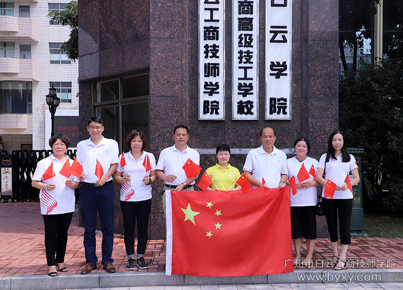出征俄羅斯喀山的溫彩云同學(xué)和她的指導(dǎo)團(tuán)隊(duì).png